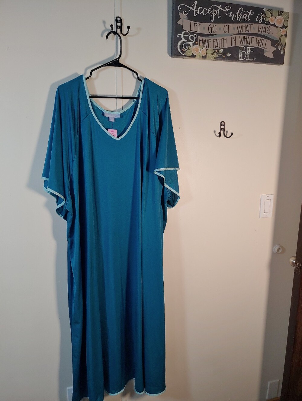 Teal Blue Only Necessities 6x 42-44 Gorgeous Silky Short Sleeve Nightgown